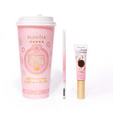 En produktbild med en ögonbrynspenna med dubbla ändar bredvid en tub med ögonbrynsgel, bredvid en rosa kaffekopp med rosa och guld som blandas mot en vit bakgrund