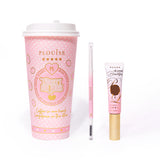 En produktbild med en ögonbrynspenna med dubbla ändar bredvid en tub med ögonbrynsgel, bredvid en rosa kaffekopp med rosa och guld som blandas mot en vit bakgrund