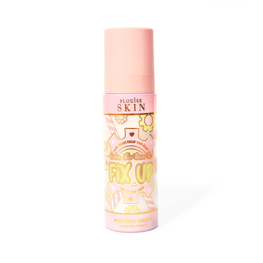 Rosa flaska P. Louise Fix Up Mattifying Setting Spray med rosa och gul växeldesign på flaskan mot en vit bakgrund