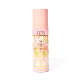 Rosa flaska P. Louise Fix Up Mattifying Setting Spray med rosa och gul växeldesign på flaskan mot en vit bakgrund