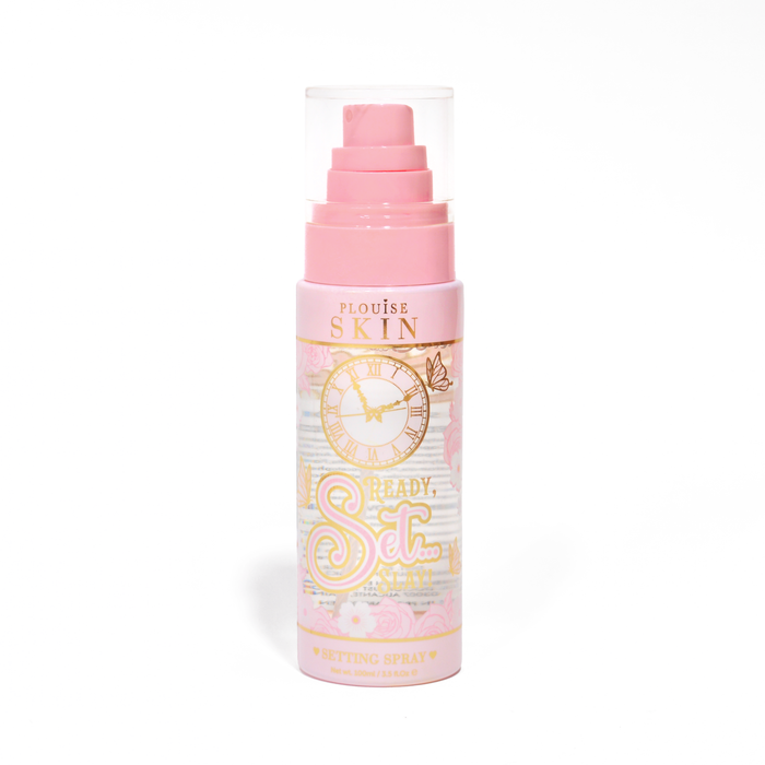 En rosa flaska P. Louise Ready Set Slay Long Lasting Setting Spray på vit bakgrund