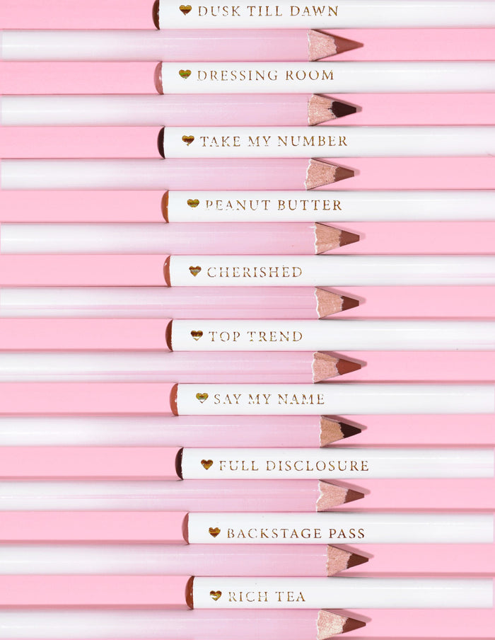 En bild av P.Louise Ultimate Definition Sharpenable Lip Liners i rad som visar bottnarna och namnet på varje nyans på pennan