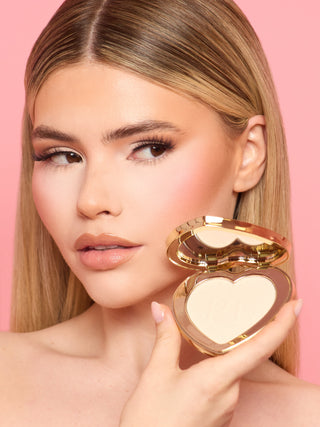 P. Louise under ögonlysande pulver