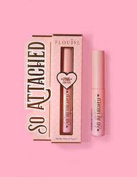 P.Louise So Attached Lash Glue produktförpackning och själva limröret, placerat mot en rosa bakgrund.