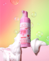 Rosa skummande flaska P.Louise Shake It Off Face Cleanserv med hjärtdesign på en färgglad bakgrund med bubblor