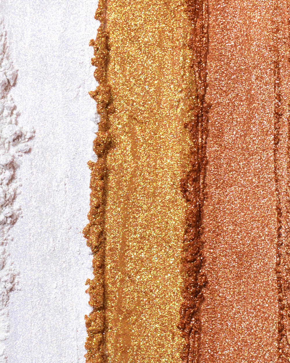 Närbild av swatches av P.Louise Secret Stardust lösa glitter ögonskuggspigment