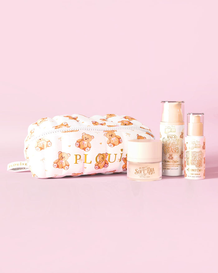 En bild av P.Louise Softest Touch Skincare Starter Kit med en stor tryckt nalle-hudvårds- och sminkväska och 3 hudvårdsprodukter mot en rosa bakgrund