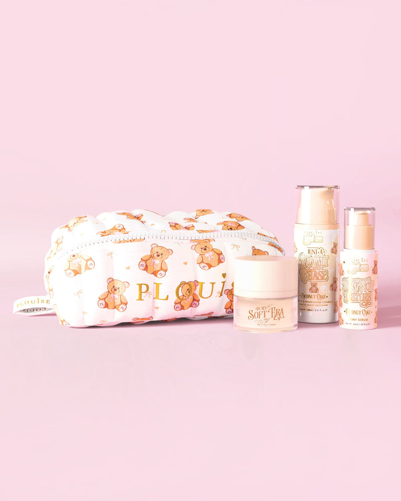 En bild av P.Louise Softest Touch Skincare Starter Kit med en stor tryckt nalle-hudvårds- och sminkväska och 3 hudvårdsprodukter mot en rosa bakgrund