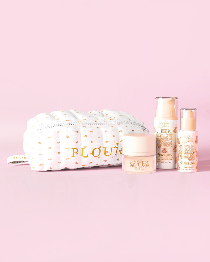 En bild av P.Louise The Softest Touch Skincare Starter Kit med småtryckssmink och hudvårdsväska med 3 hudvårdsprodukter mot en rosa bakgrund