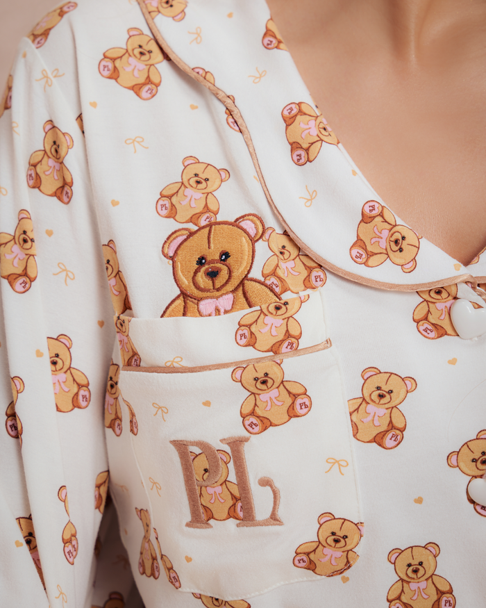 Närbild av nallebjörnstrycket på kvinnors pyjamasset